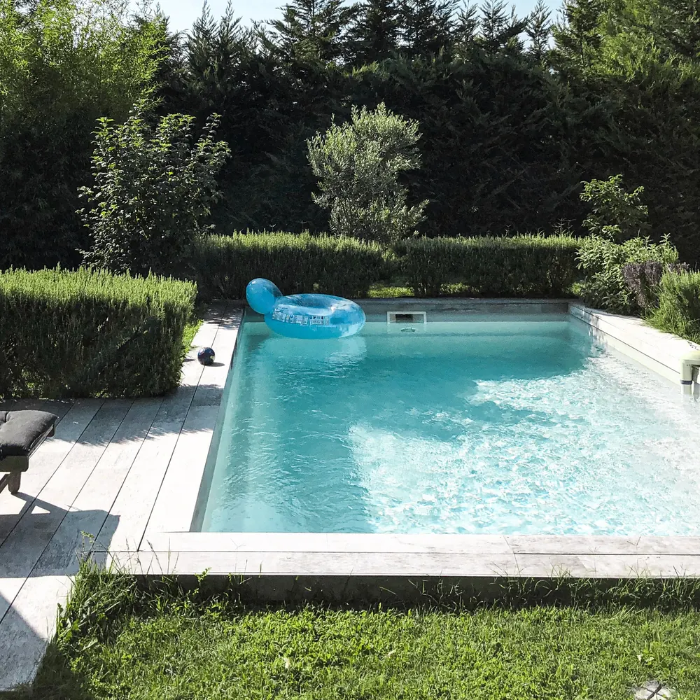Piscine privée au milieu d'un jardin, entretenue par un pisciniste